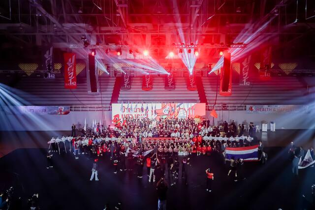 นักเรียนโรงเรียนสาธิต มศว องครักษ์ เข้าร่วมการแสดงในพิธีปิดการแข่งขัน มศว เกมส์ กีฬาบุคลากรมหาวิทยาลัยแห่งประเทศไทย ครั้งที่ 42 ภายใต้แนวคิด “Health &amp; Happiness